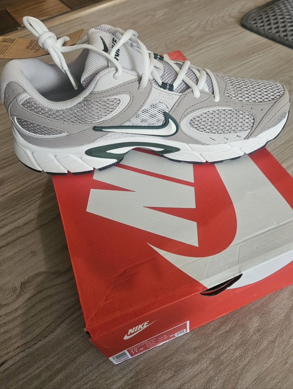 Nike White & Dark Green Mesh Running Sneakers - Picture 2 of 5